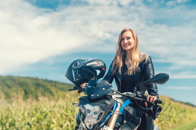 vrouw fietser op het platteland